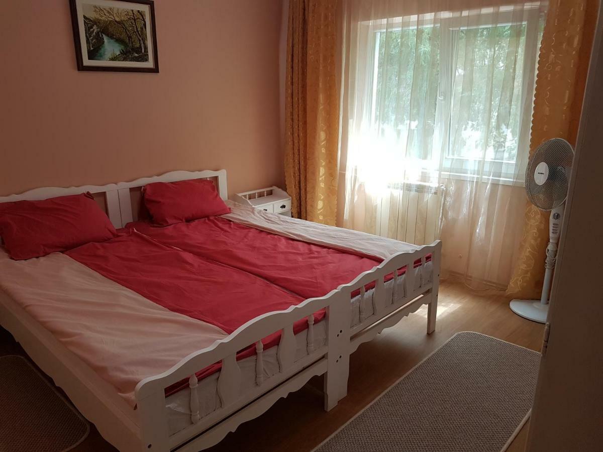 Апартаменти Apartament Aura Орадя Екстер'єр фото